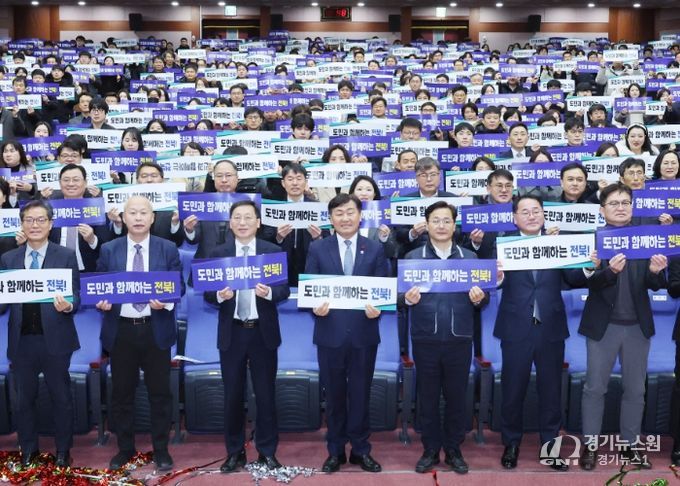 2일 전북특별자치도청 공연장에서 열린 '붉은 말의 해' 2026년 병오년(丙午年) 시무식에 김관연 도지사를 비롯한 청원들이 참석한 가운데 전북 대도약 2026 비전 퍼포먼스 및 청원 하이파이브 행사를 하고 있다.