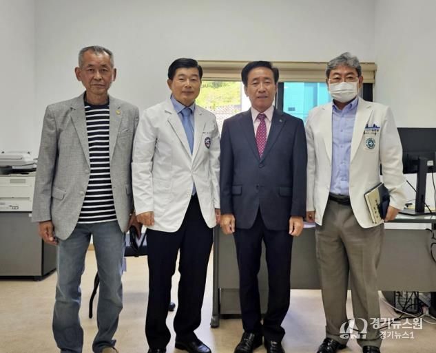 왼쪽부터 유금식 단양군배구협회장, 정재훈 병원장, 김문근 단양군수, 최병용 단양군보건의료원장