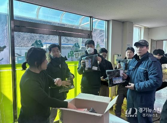 목토시 및 한파안전 5대 기본수칙 홍보물 배부 모습