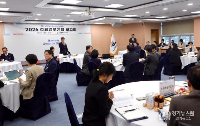 천창수 교육감이 6일 집현실에서 교육국 소관 주요업무계획을 논의하고 있다