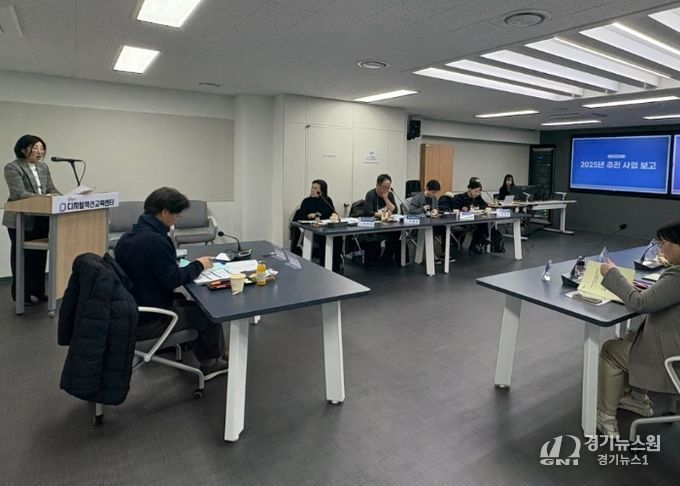 지난 6일 디지털혁신교육센터 내 GM디지털랩 강의실에서 '2026년 제1회 광명시 디지털혁신자문위원회'를 진행하고 있다.