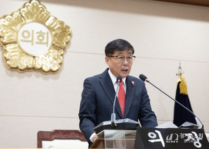 윤창철 의장이 제384회 임시회 제1차 본회의에서 ‘무인교통단속장비 과태료 수입의 지방세입 전환 촉구 건의안’을 채택하고 있다.