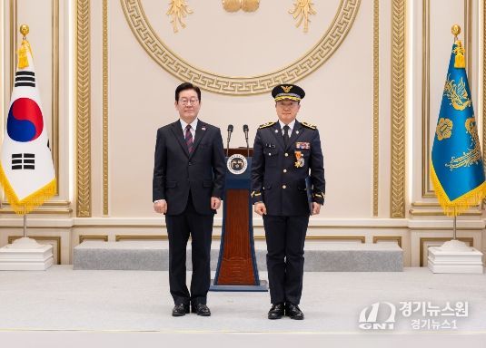 해양경찰청 김해인 경감이 1월 2일 청와대 영빈관에서 대통령으로부터 옥조근정훈장을 친수빋고 기념촬영을 하고있다