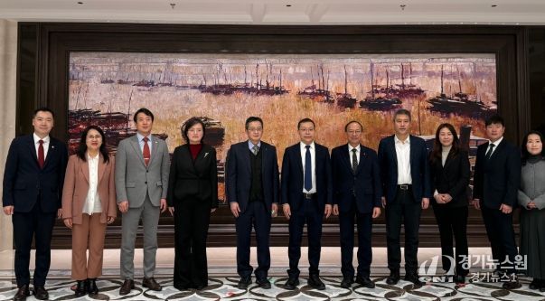 부천시 대표단은 5일 하얼빈 양수펑 부시장과 오찬 간담회 후 기념사진을 촬영했다.