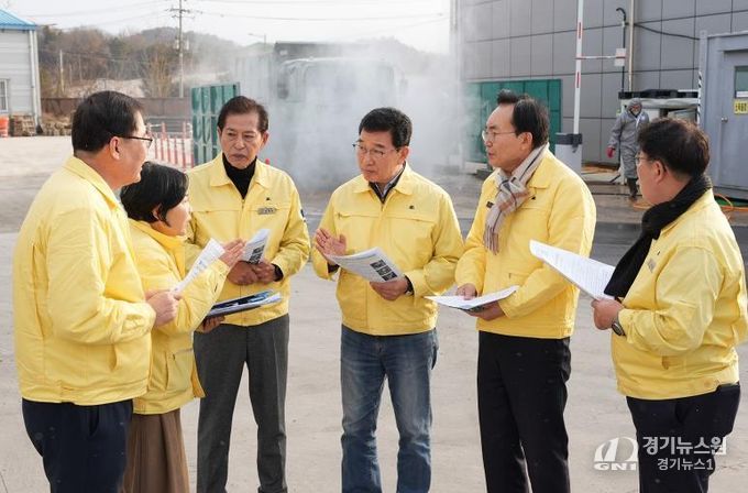 윤병태 시장(오른쪽 두 번째)과 신정훈 국회의원(오른쪽 세 번째)이 거점소독시설을 방문해 방역 추진 상황을 살피고 있다.