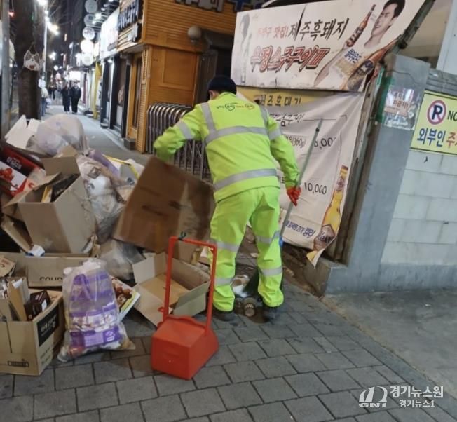 저녁시간 청소전담반이 노량진 학원가(만양로) 일대 무단투기 수거 및 가로 청소를 실시하고 있다.