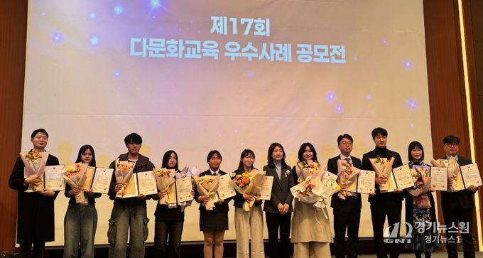 전라남도교육청이 ‘제17회 다문화교육 우수사례 공모전’과 ‘제16회 북한배경학생 교육 우수사례 공모전’에서 3개의 교육부 장관상을 수상했다. 사진은 수상 후 촬영한 기념사진(왼쪽에서 다섯번째 순천매산중학교 이은정 학생, 오른쪽에서 두번째 영광백수중학교 교사 김혜숙)