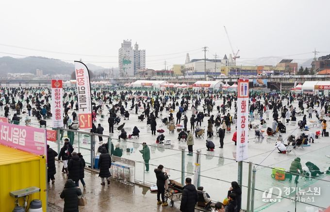 2026 얼음나라 화천산천어축제가 10일 화천읍과 화천천 일대에서 개막했다. 축제는 오는 2월1일까지, 23일 간 계속된다