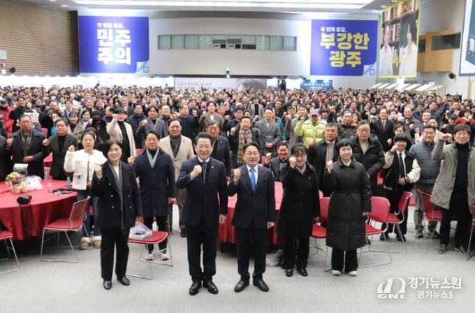 강기정 광주광역시장이 11일 김대중컨벤션센터에서 열린 '광주, 처음보다 더 극적인 두 번째 등장' 출판기념회에서 시민들과 기념촬영을 하고 있다.