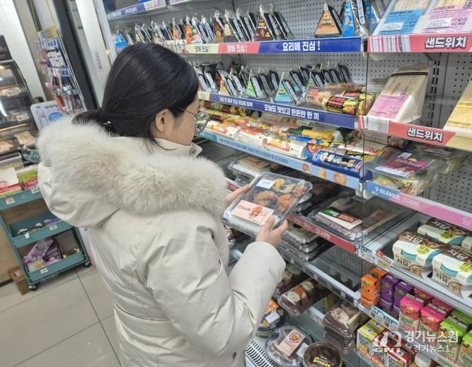 아동급식카드를 사용하기 위해 편의점을 방문한 사진