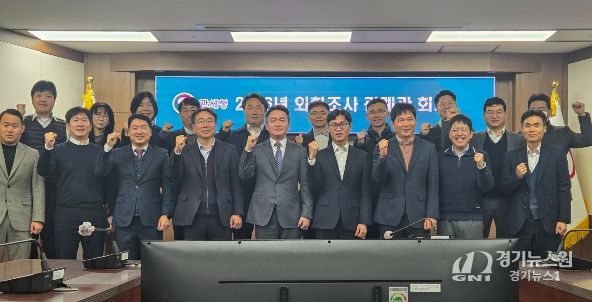 이종욱 관세청 차장(앞줄 가운데)이 13일 정부대전청사에서 열린 고환율 대응 전국세관 외환조사 관계관 회의를 마친 후 기념 촬영하고 있다