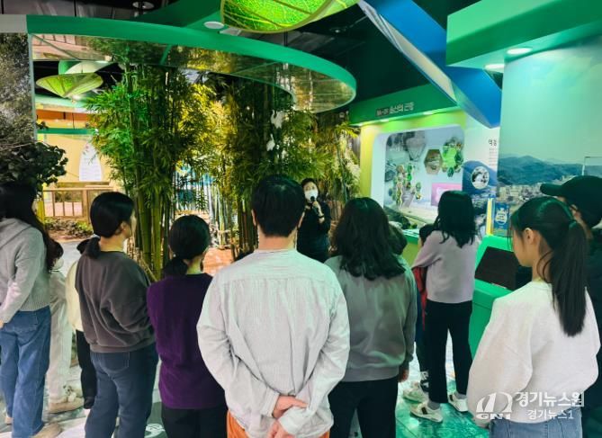 울산지역 학생 가족들이 13일 울산과학관에서 전시 체험물 설명을 듣고있다