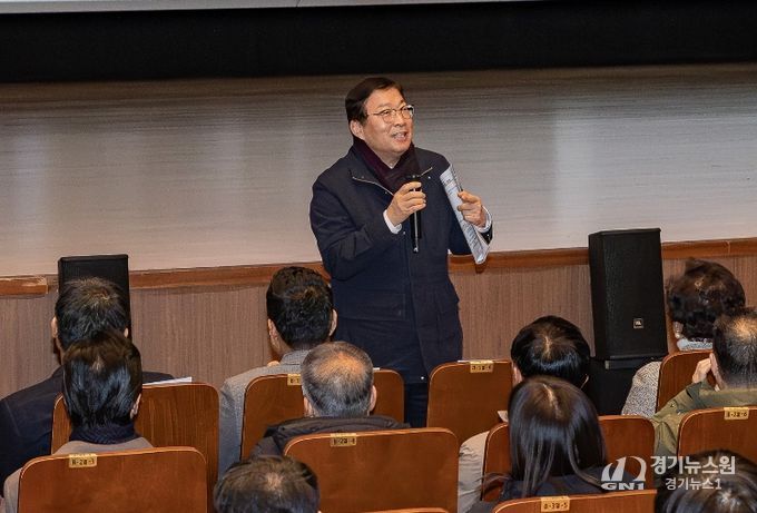 자양1동 799번지 모아타운 관리계획수립(안) 주민설명회에 참석한 김경호 광진구청장