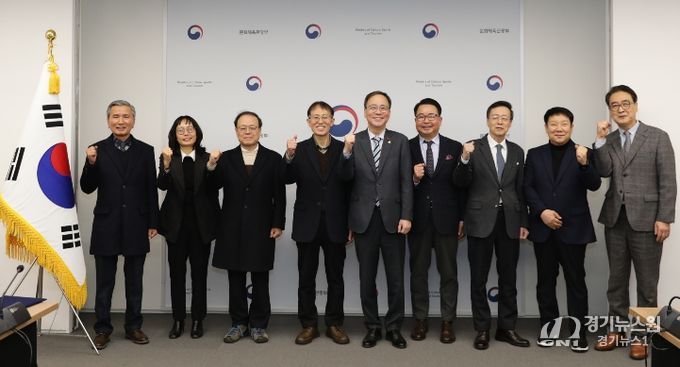 제8기 위원회 위원 위촉(가운데 문체부 김영수 제1차관)