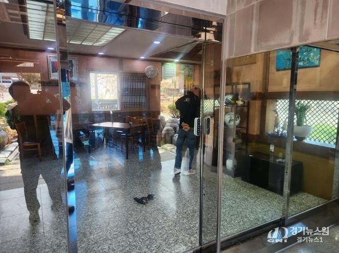 장애인편의시설 설치비용 지원사업에 선정된 업체가 자동문을 설치했다.