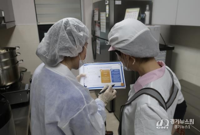 시흥시어린이ㆍ사회복지급시관리지원센터는 철저한 점검을 통해 공공급식의 안전을 지키고 있다.
