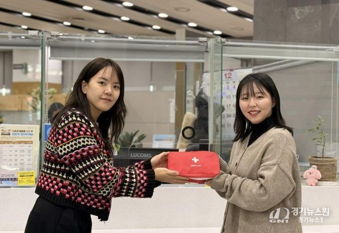 관악구 전입 청년에게 웰컴키트를 건네고 있는 모습