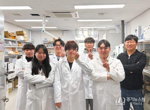 연구를 수행한 서경원 학생 (석유화학소재공학과, 오른쪽에서 두번째), 안효성 교수 (맨 오른쪽)