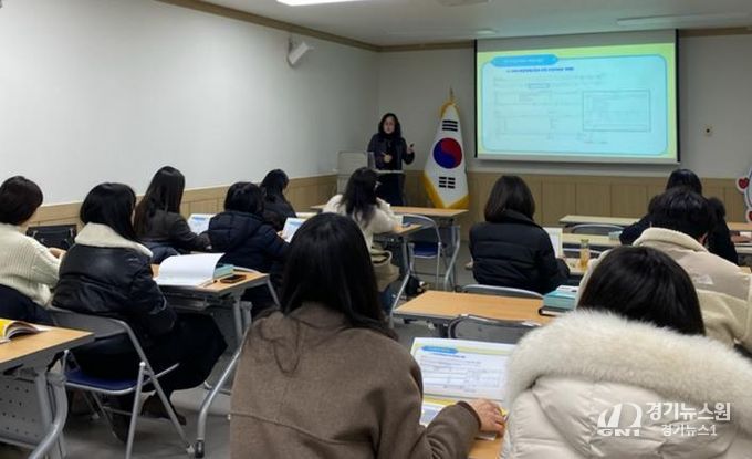 통합사례관리 시스템 길라잡이 교육을 진행하고 있다.