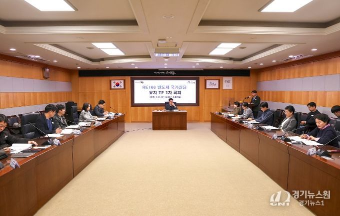 지난 21일 시청 소회의실에서 열린 RE100 반도체 국가산단 유치 TF 회의에서 추진 상황과 전략을 논의하고 있다