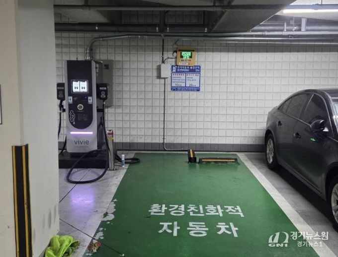 월계구민체육센터 지하주차장 전기차 충전구역에 설치된 전기차 화재 예방 시스템(사진=노원구시설관리공단)
