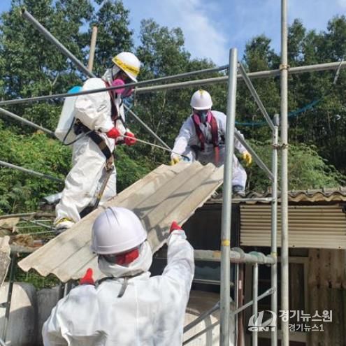 슬레이트 전문처리업체에서 석면 함유 물질인 주택 슬레이트를 철거하고 있다