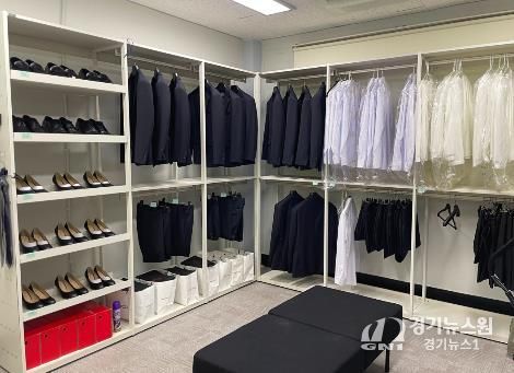 나주시가 구직활동을 준비하는 청년들을 위해 면접정장 대여와 사진 촬영을 지원한다. 사진은 나주시청년센터 꿈이룸옷장 내부 모습.