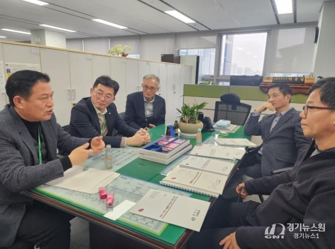 최훈규 천안시 공원녹지사업본부장이 23일 충남도청 산림자원과에 방문해 주요 현안 사업을 설명하고 있다.