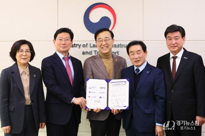 이상일 용인특례시장이 26일 정부세종청사에서 김윤덕 국토교통부 장관에게 '중부권광역급행철도(JTX)'의 신속한 추진을 촉구하는 공동건의문을 전달했다. (사진은 왼쪽부터 김보라 안성시장, 이상일 용인특례시장, 김윤덕 국토교통부장관, 송기섭 진천군수, 방세환 광주시장)