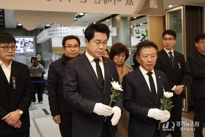 고 이해찬 전 총리 분향소를 찾아 합동 분향에 참여한 박준희 관악구청장