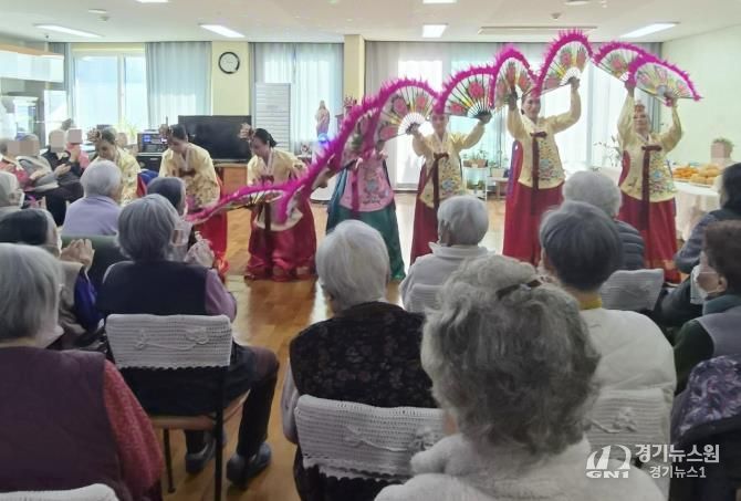 수원시 장안구 정자3동 주민자치회, 아녜스의 집 찾아 재능기부 공연 펼쳐