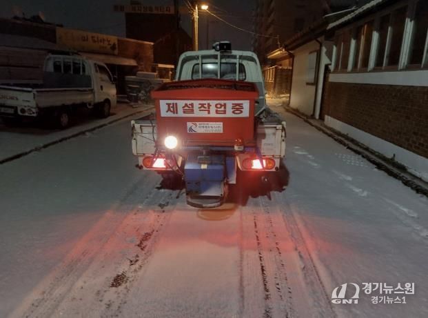 충주시, 강설 대비 제설작업 총력…출근길 안전 확보