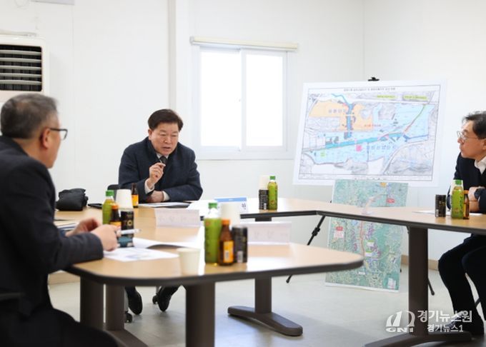 박승원 광명시장이 2일 오후 광명시흥 테크노밸리 공사 현장을 방문해 한국토지주택공사, 경기주택도시공사 등 관계자들에게 신속하고 차질 없이 공사를 추진해 달라고 요청하고 있다.