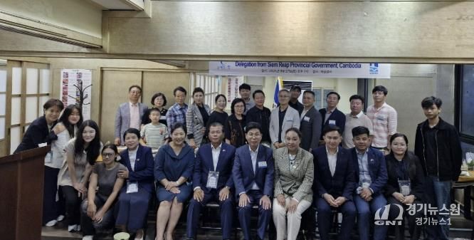 수원마을 출신 우수 졸업생과 국제교류센터 관계자들이 기념사진을 촬영하고 있다.