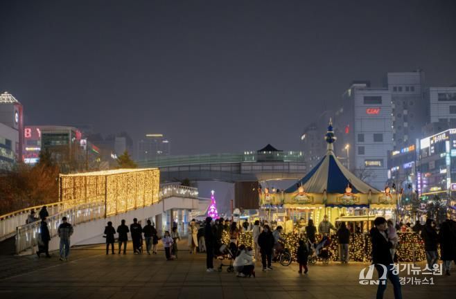 안산문화광장에서 개최된 겨울 빛 축제 '안산 겨울 빛의 나라' 전경.(안산문화재단 제공)