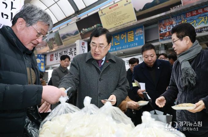 주낙영 경주시장, 설 앞두고 성동시장 장보기…전통시장에 민생 온기