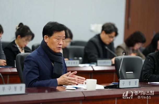 9일 현안정책회의에서 이승로 성북구청장이 설 명절을 앞두고 구민의 불편이 없도록 만전을 기할 것을 당부하고 있다.