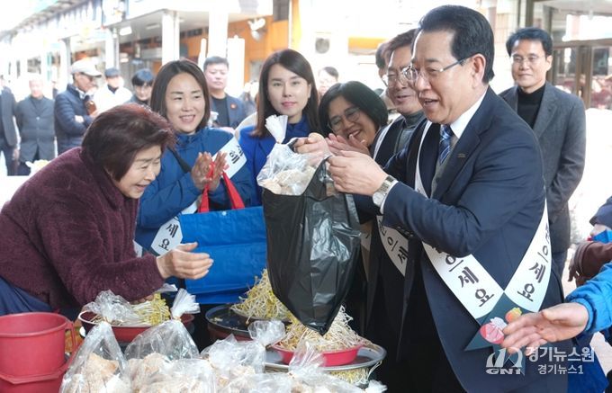김영록 전라남도지사가 설 명절을 하루 앞둔 16일 오후 지역 전통시장인 순천 웃장을 방문, 물품을 구매하며 상인들을 격려하고 있다.
