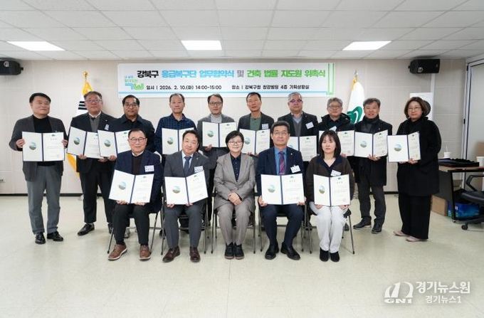 지난 10일 구청 기획상황실에서 이순희 강북구청장(가운데)이 응급복구단 신규 협약 업체(씨엠종합건설(주), 홍원종합건설(주)) 대표들과 기념촬영을 하고 있다.