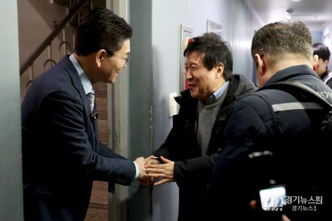 지난 14일 정원오 성동구청장이 전국 최초로 성동구에서 추진 중인 ‘고시원 친환경 고효율 보일러 지원사업’ 관련 현장을 방문해 고시원 운영자와 인사를 나누고 있는 모습