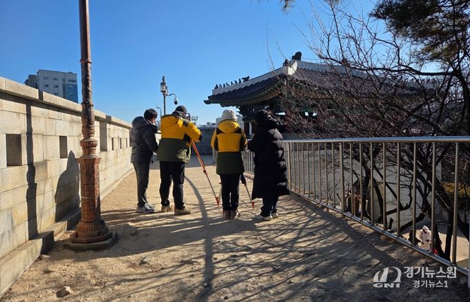 성북구 부동산정보과 직원들과 한국국토정보공사 측량기사가 혜화문 일대 지적공부 미등록지에 대한 지적측량을 진행하고 있는 모습
