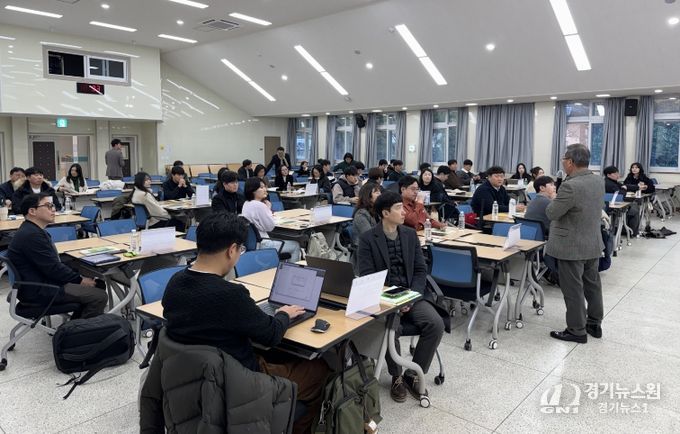 2월 24일 전라남도교육청교육연수원에서 열린 ‘2026. 초등 2030교실 연찬회’에서 교원들이 길라잡이 안내를 듣고 있다.