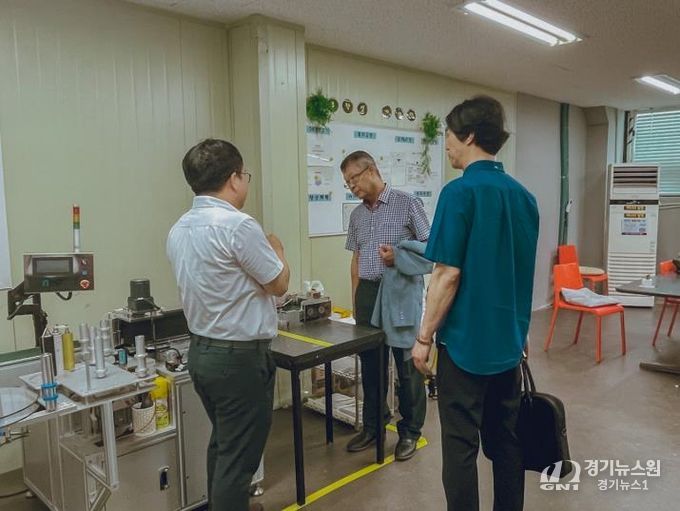 2025년에 생산레벨업 지원사업에 참가한 기업의 현장을 점검하는 경과원 관계자들