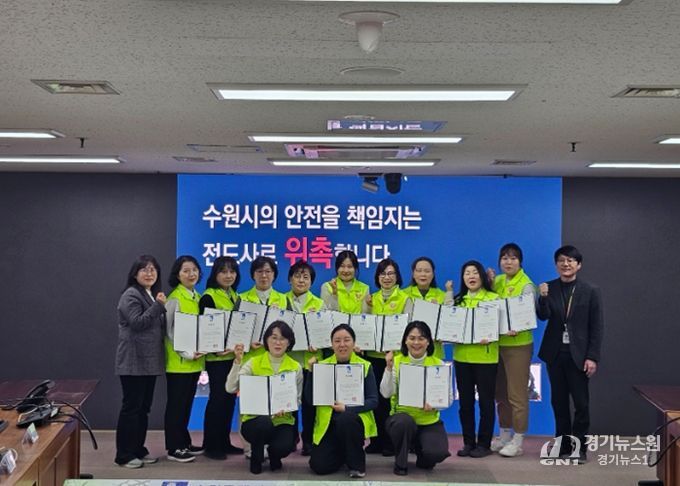 새빛안전지킴이 교육 강사 위촉식 후 기념촬영을 하고 있다.