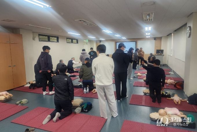 현장체험학습 보조인력 역량강화 연수 사진(심폐소생술교육)