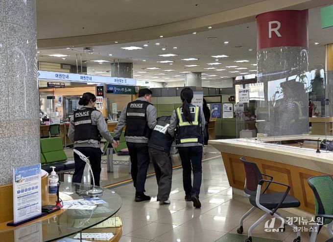 26일 시청 종합민원실에서 광명경찰서와 합동으로 모의훈련을 실시하고 있다.