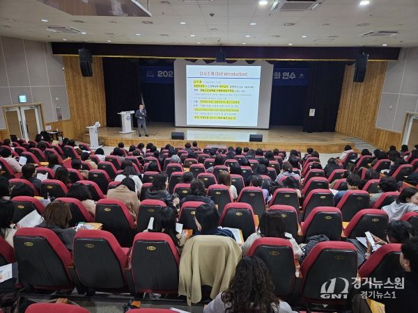 울산 지역 학교급식 업무담당자들이 26일 울산과학관 빅뱅홀에서 연수를 듣고있다.