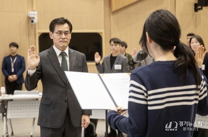 이기재 양천구청장(왼쪽)과 청년위원 대표가 선서를 하고 있다.