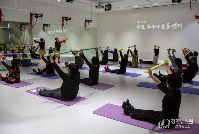 마포누구나운동센터에서 어르신들이 운동을 하고 있다.