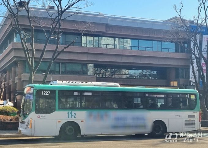 11-2번 버스가 운행 중인 모습.